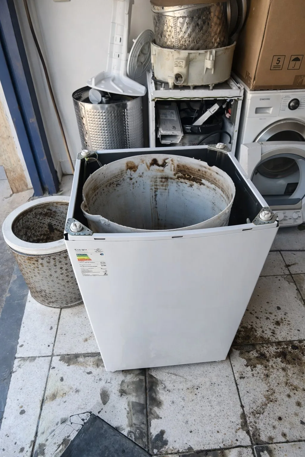 Máquina de lavar suja antes da manutenção